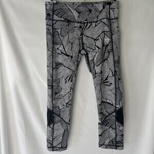 Lululemon Size 8 Pace Rival Crop Full-On Luxtreme in Dottie Tribe White/Black